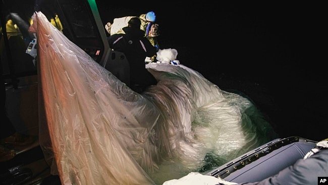 美国海军提供的图片显示隶属第2拆弹大队的水兵在南卡罗莱纳州美特尔海滩附近海域打捞中国高空侦察气球残骸。(2023年2月7日)