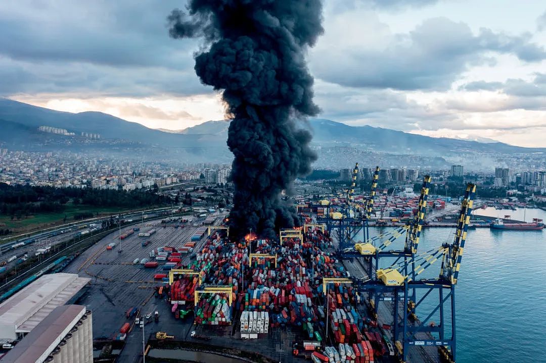 2月7日，土耳其地中海港口伊斯肯德伦港，部分集装箱在强震后倒塌并发生火灾。