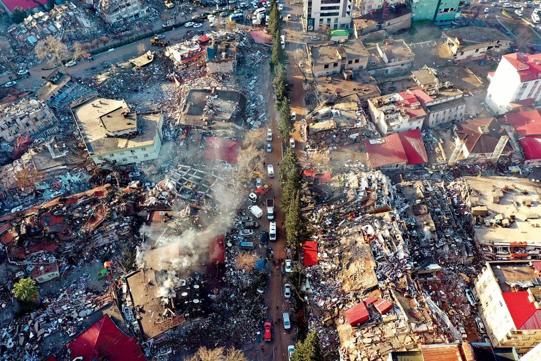 2月7日，土耳其的卡赫拉曼马拉什市，一些建筑在震后成了废墟。本文图/视觉中国