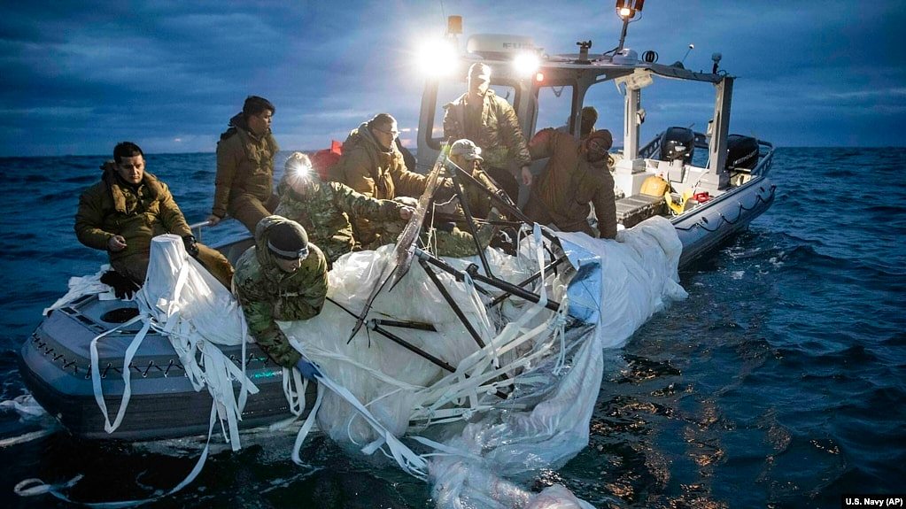 美国海军公布的图片显示隶属第2拆弹大队的水兵在南卡罗莱纳州美特尔海滩附近海面乘坐充气艇打捞中国高空侦察气球残骸。(2023年2月5日)