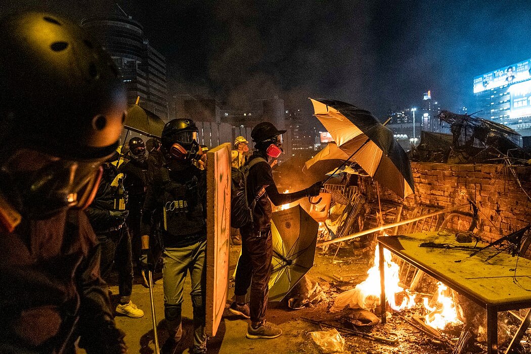 2019年11月，示威者在香港理工大学附近与警方发生冲突，那是当年抗议中最暴力的事件之一。