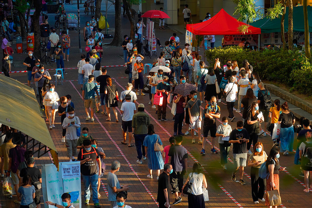 2020年，香港市民排队参与非正式初选投票，这场初选旨在确定当选可能最大的民主派候选人。