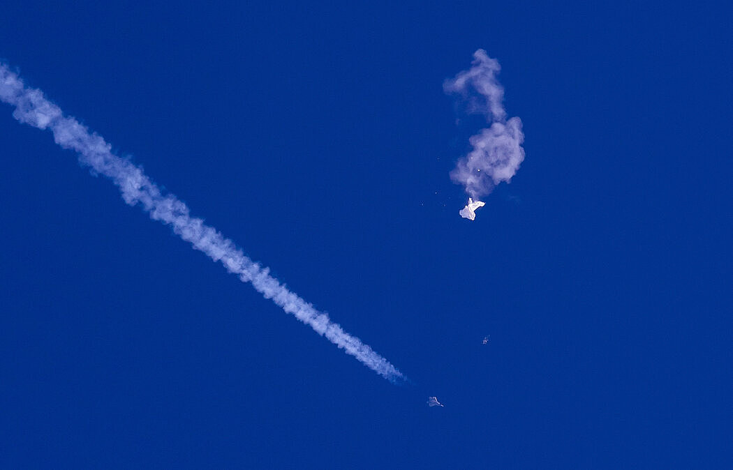 飘浮在南卡罗来纳州海岸附近大西洋上空的巨型气球残骸，下方可看到一架喷气式战斗机。