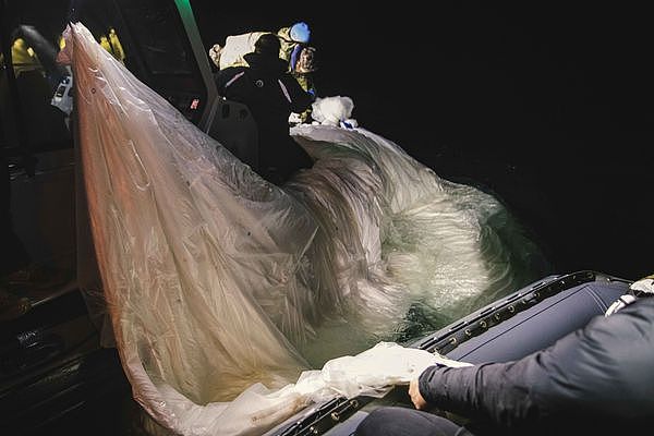 ▲▼美國海軍公布照片，2023年2月5日，爆裂物處置第二小組（Explosive Ordnance Disposal Group 2）水兵在南卡州默特爾比奇海灘（Myrtle Beach）打撈中國間諜氣球漂浮海面上的殘骸。（圖／達志影像／美聯社）