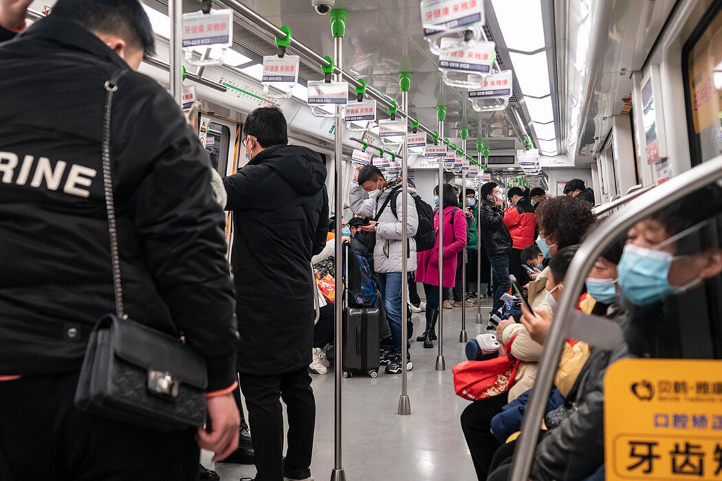 地铁里的通勤乘客数量增加了。
