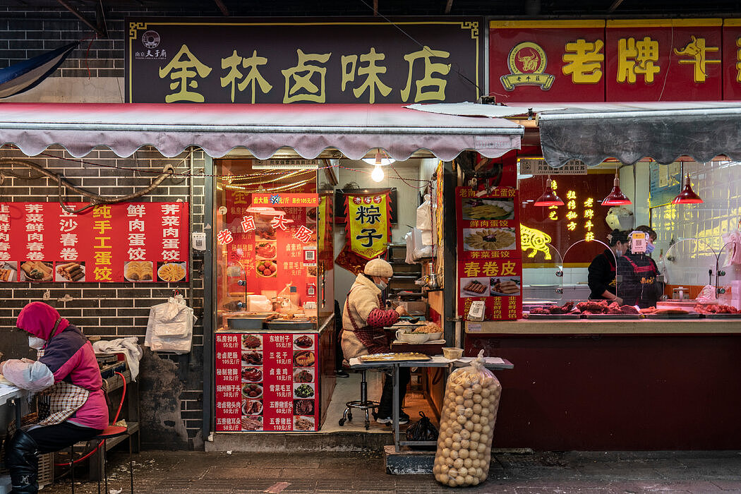 南京某菜市场外的餐馆。中国经济的复苏很大程度上依赖于国内消费者。