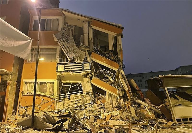 土耳其6日爆發規模7.8強震，多處建築物倒塌，民眾受困瓦礫堆中等待救援，目前初估超過3800人罹難。(圖／美聯社／達志影像）