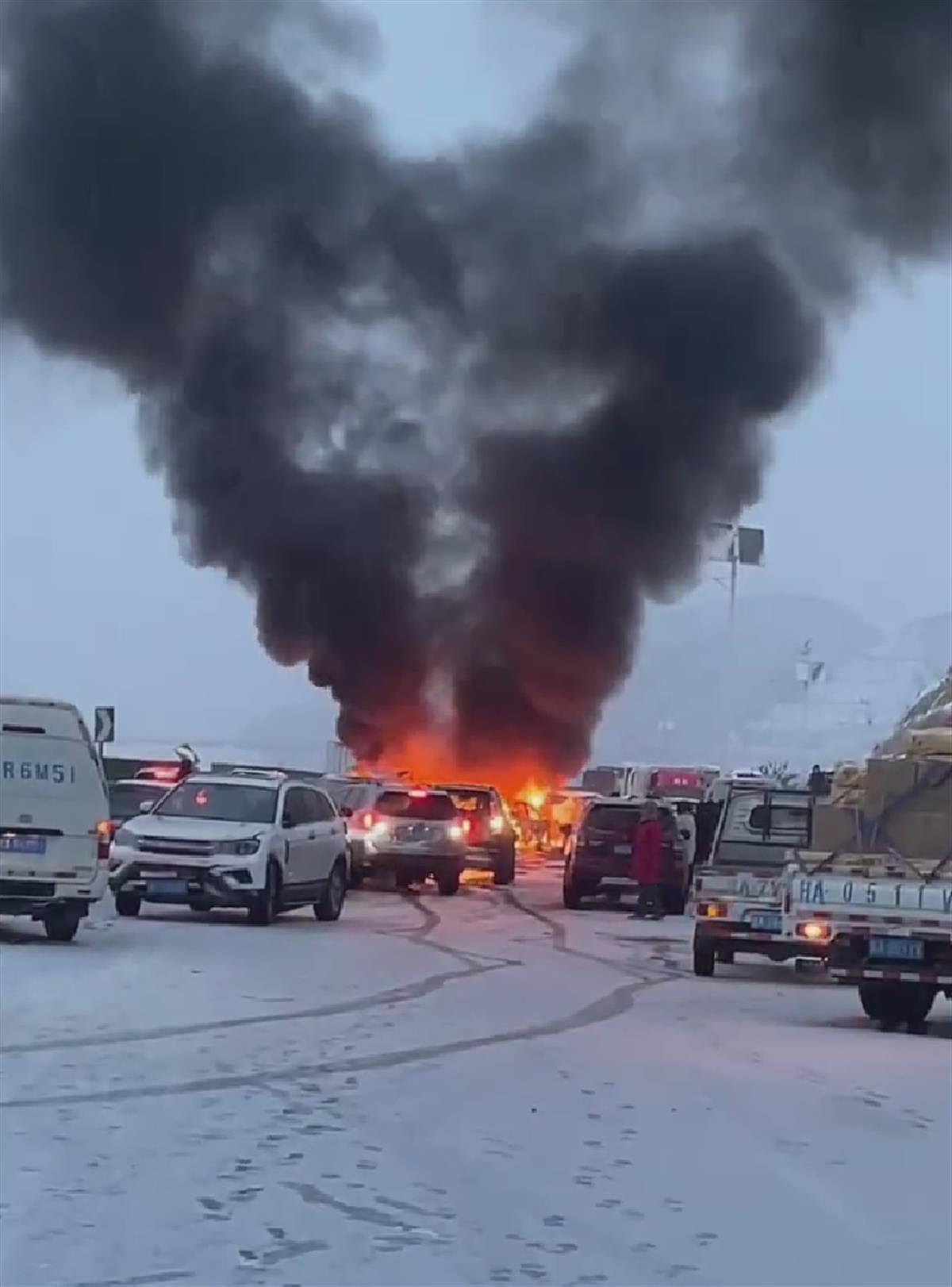 现场浓烟滚滚！兰州30多辆车雪天相撞起火，有人受伤，官方回应（视频/组图） - 1