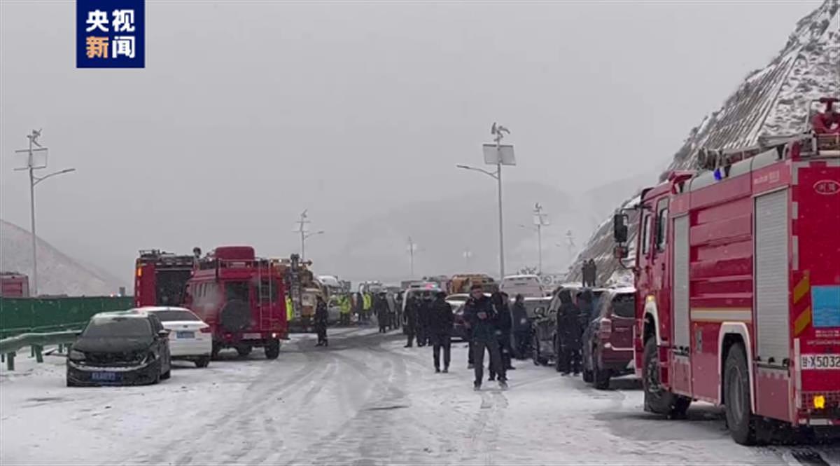 现场浓烟滚滚！兰州30多辆车雪天相撞起火，有人受伤，官方回应（视频/组图） - 4