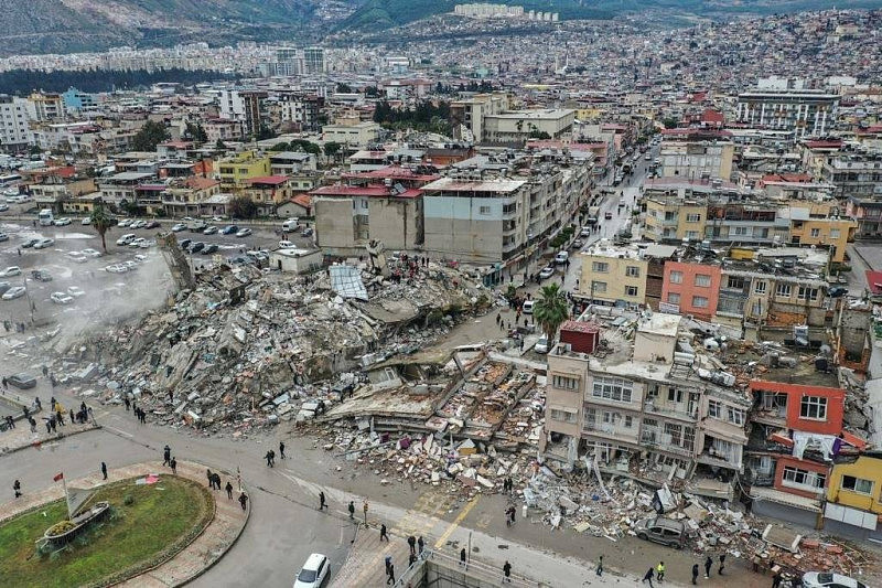 土耳其及叙利亚交界地区6日发生规模7.8强震，两国统计罹难人数已突破万人。 图：台湾雷伊汉勒世界公民中心／提供