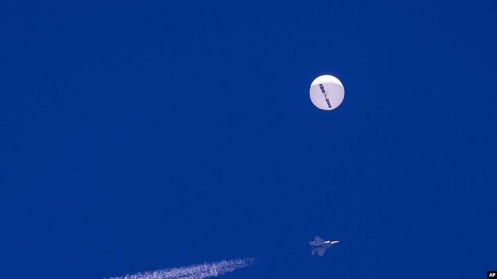 美军战斗机在美国领空将一个中国间谍气球击落。(2023年2月4日)