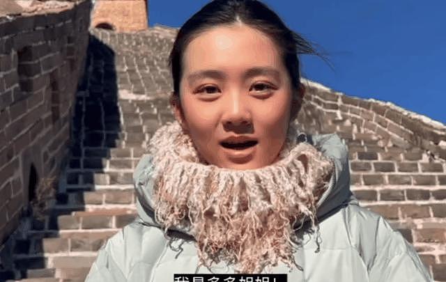 黄磊女儿多多爬长城录视频，说话扭来扭去嘴歪明显，看着有些奇怪（组图） - 11
