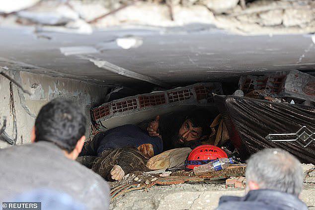 土耳其男子被埋50小时后获救，身旁是爱妻的遗体，俩女儿也殒命了（组图） - 2