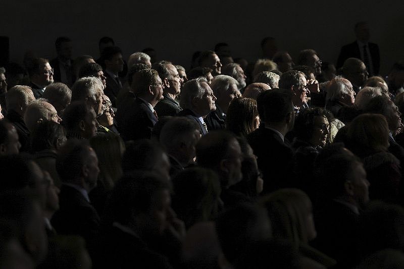 烏克蘭總統澤倫斯基8日在英國國會西敏廳以英語發表演說，超過千名議員與官員齊聚、全程站立聆聽。（圖／中央社）
