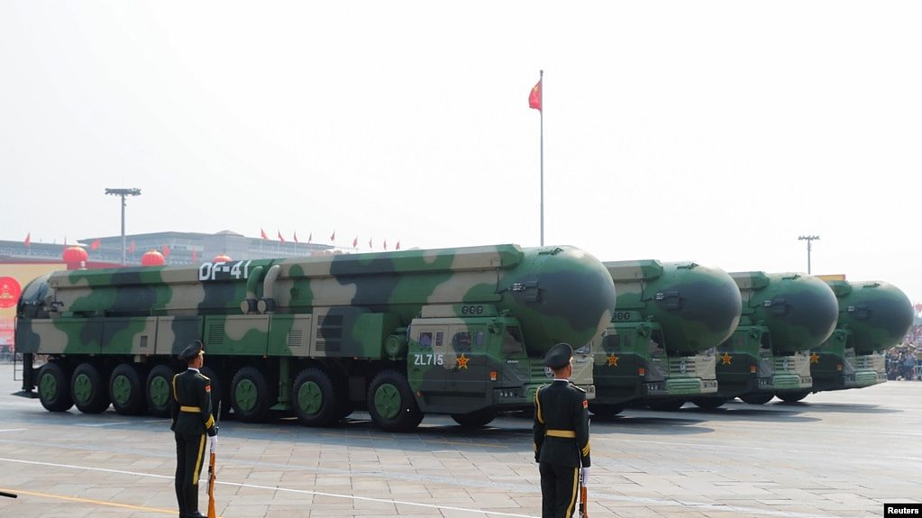 资料照片：东风-41洲际弹道导弹在北京天安门广场举行的国庆阅兵式亮相。（2019年10月1日）