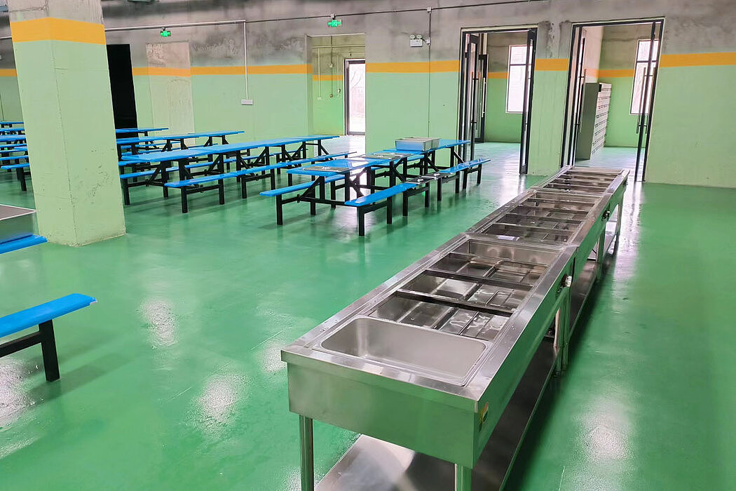 养猪场员工就餐的食堂。中国的猪肉消费约占世界的一半。