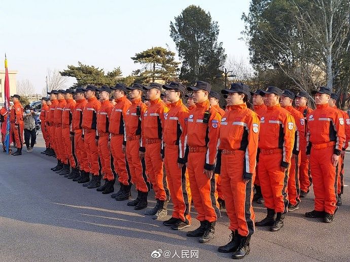中国应急管理部派出中国救援队82名队员携带救援装备和物资前往灾区。