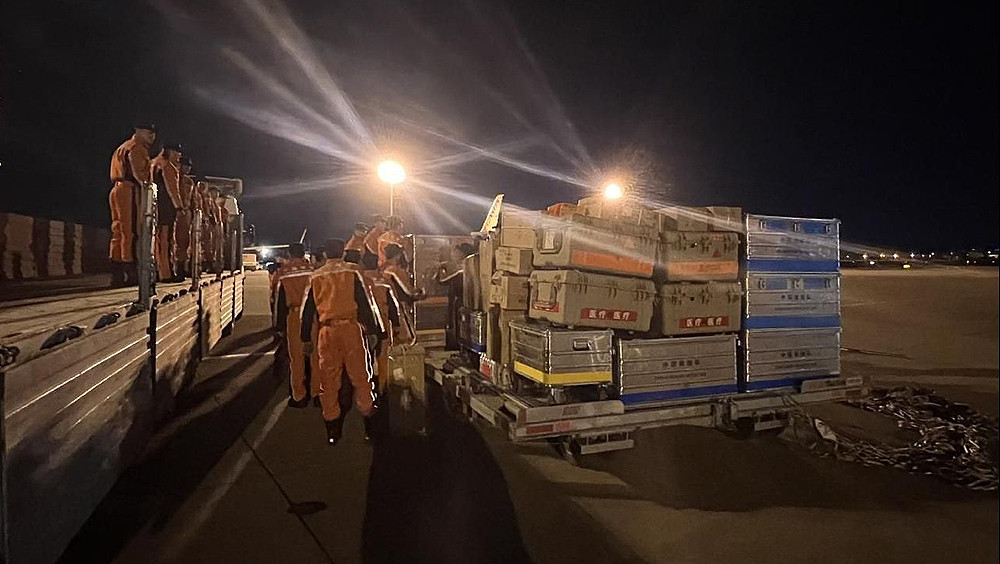 中国救援队抵达土耳其，正在开展卸货转运工作。