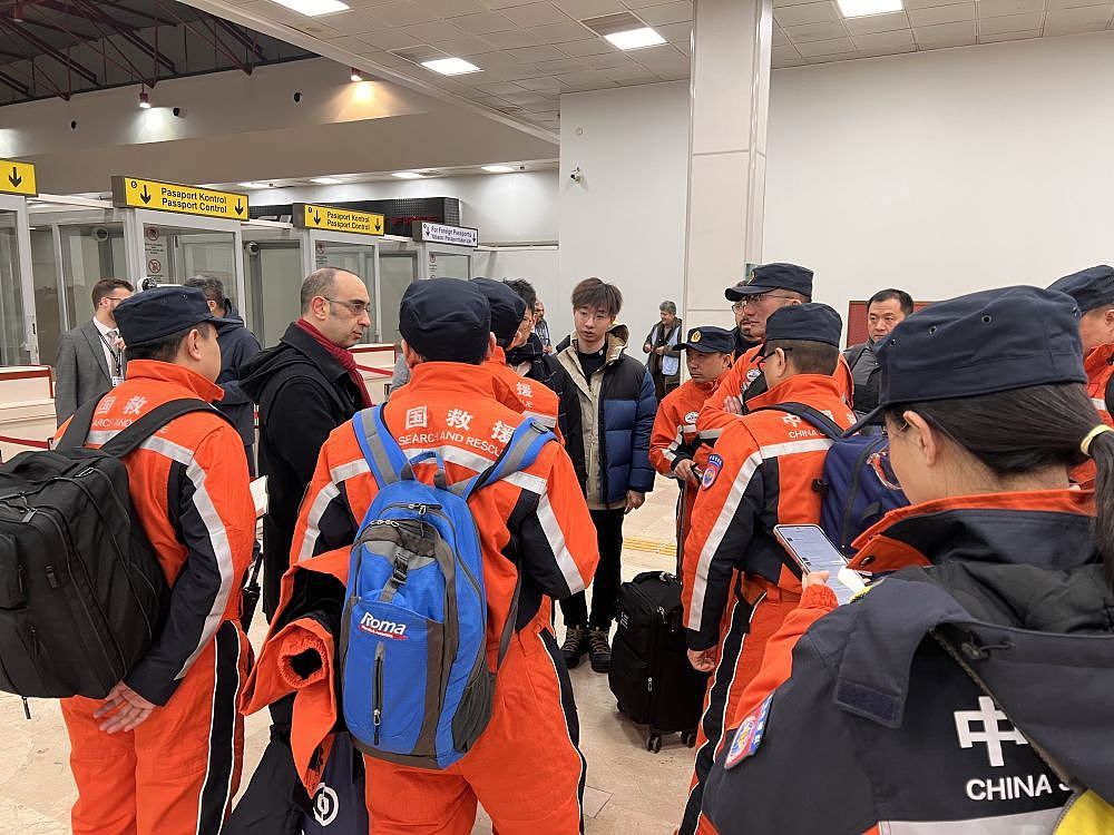 中国救援队抵达土耳其南部城市阿达纳市的机场。