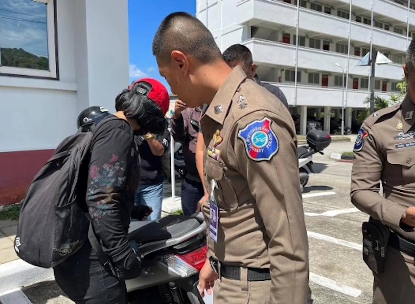 微博＠中国泰国商会上载影片显示，泰国警方已将伤人的旅行社负责人逮捕，并将移交法院处理。 （影片截图）