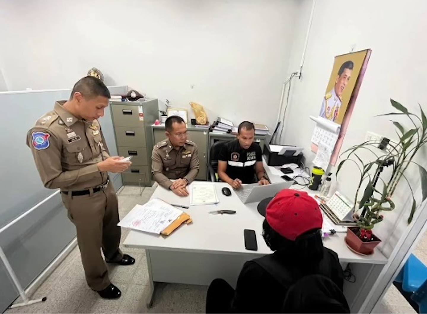 微博＠中国泰国商会上载影片显示，泰国警方已将伤人的旅行社负责人逮捕，并将移交法院处理。 （影片截图）