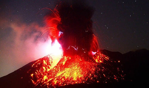时隔近5年 日本樱岛昭和火山口再喷发：火山灰蹿出千米高