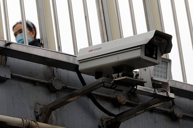 继英美后，澳洲宣布将移除该国国防部所属建筑内的中国制的监视摄影镜头。 图为中国北京街头的1具中国监视设备制造大厂海康威视的监视器。 （路透）