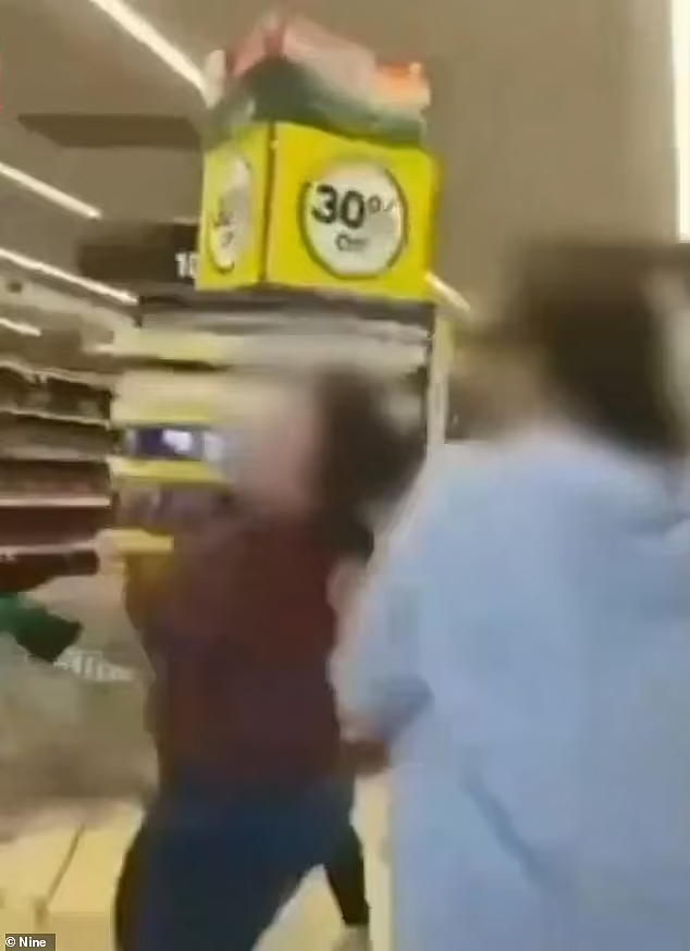 视频曝光！澳女Woolies购物突遭少女无故殴打，被拽头发双膝跪地，路人惊恐尖叫（视频/组图） - 2