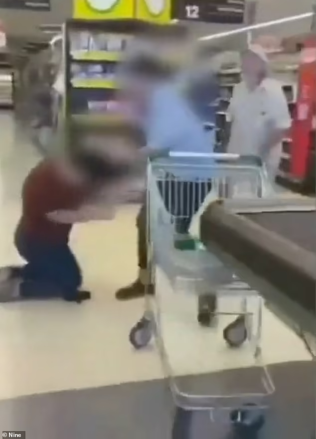 视频曝光！澳女Woolies购物突遭少女无故殴打，被拽头发双膝跪地，路人惊恐尖叫（视频/组图） - 3