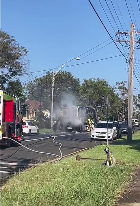 悉尼校车爆炸起火！现场浓烟滚滚，39名学生被紧急疏散（视频/组图） - 3