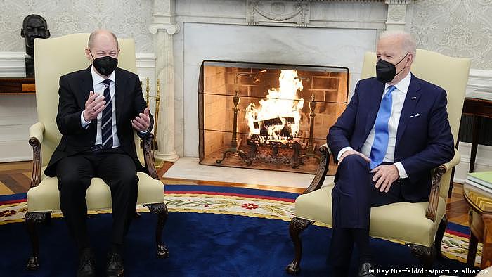 去年二月俄乌战争爆发前夕，德国总理肖尔茨和美国总统拜登在拜登举行会晤。