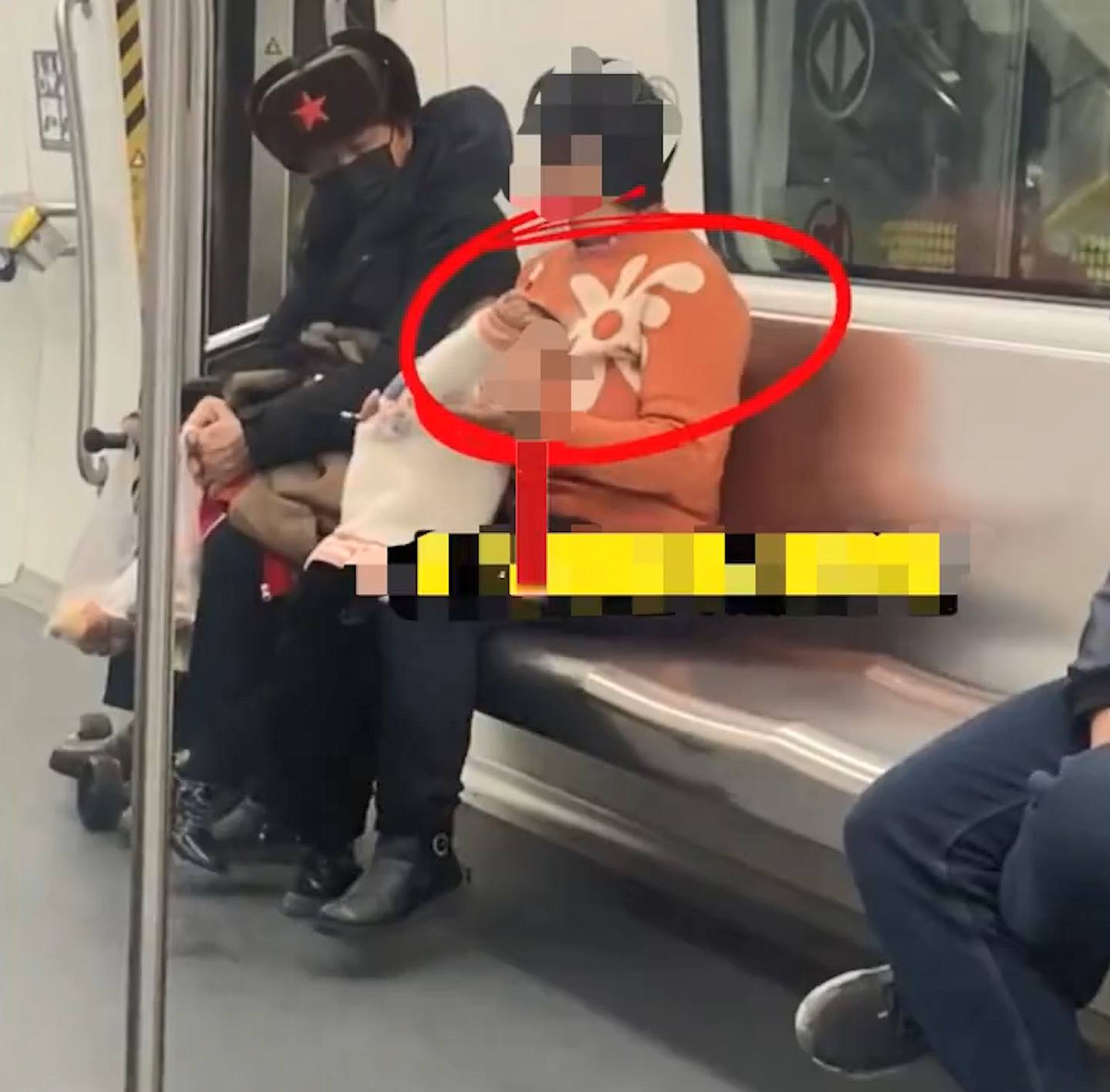 有杭州网民拍到大妈带小孩坐地铁时拉低口罩抽烟，还帮小孩点了一根烟。 （微博影片截图）