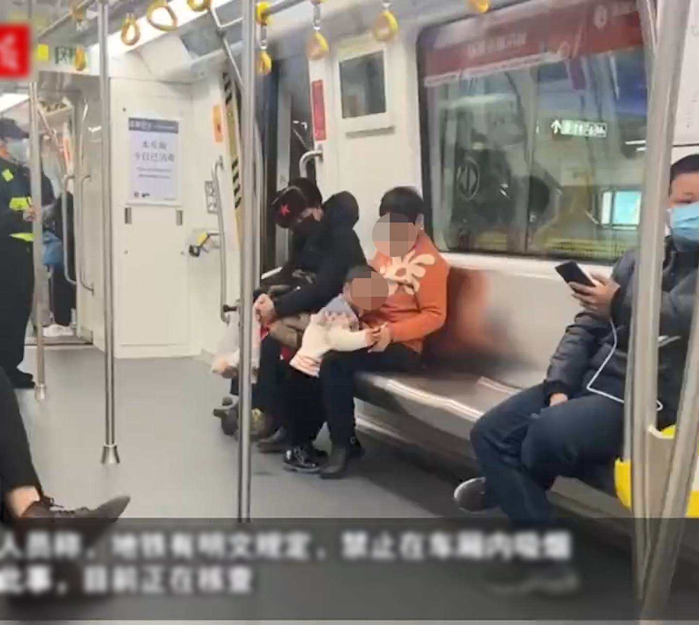 有杭州网民拍到大妈带小孩坐地铁时拉低口罩抽烟，还帮小孩点了一根烟。 （微博影片截图）