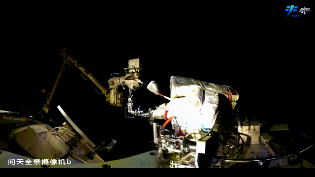 太空人出舱画面。