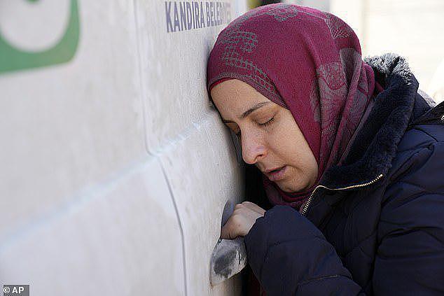 叙利亚妈妈最后一次亲吻女儿，令人泪目，紧靠运遗体的汽车不愿走（组图） - 2
