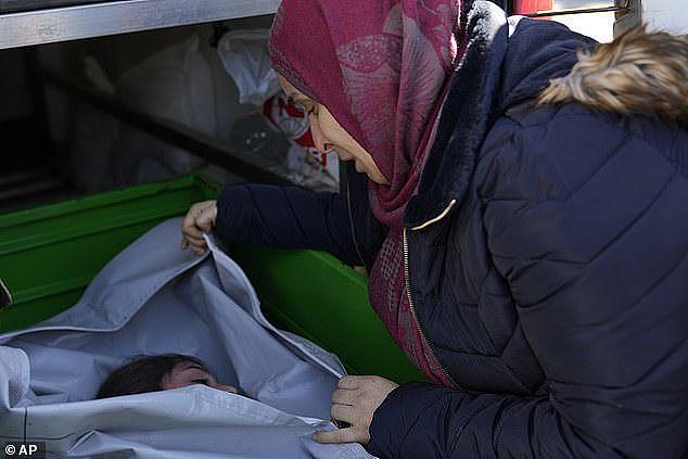 叙利亚妈妈最后一次亲吻女儿，令人泪目，紧靠运遗体的汽车不愿走（组图） - 1