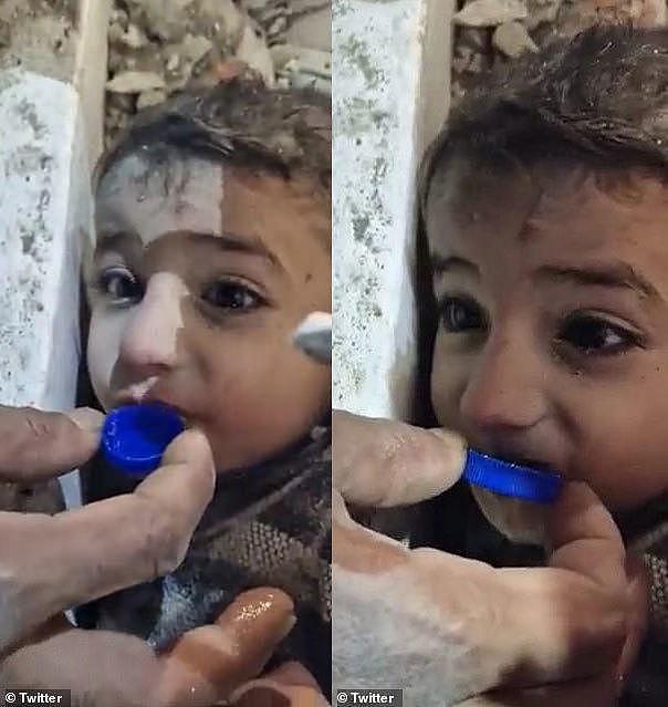 叙利亚妈妈最后一次亲吻女儿，令人泪目，紧靠运遗体的汽车不愿走（组图） - 4