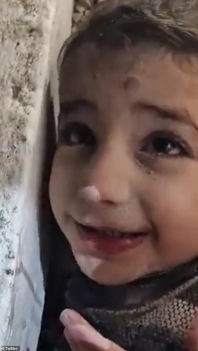 叙利亚妈妈最后一次亲吻女儿，令人泪目，紧靠运遗体的汽车不愿走（组图） - 5
