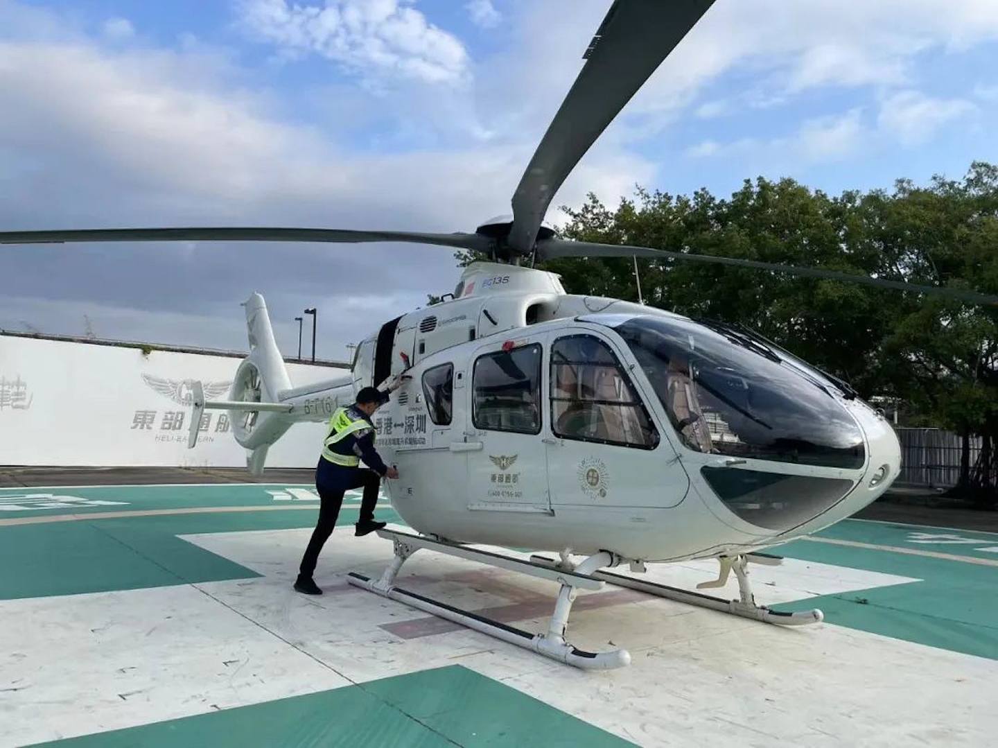 深圳至香港的跨境直升机航程仅需15分钟。 （深圳发布）