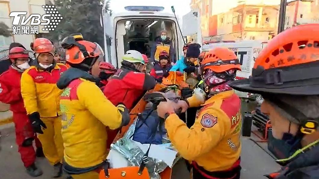 搜救人员将受困女子送医。 （图／TVBS） 女遭水泥柱重压19小时终于脱困！ 台、土搜救队联手抢救