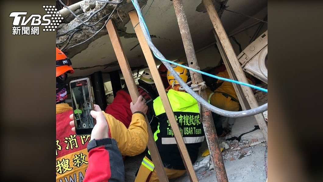 搜救队员深入狭小空间抢救受困女子。 （图／TVBS） 女遭水泥柱重压19小时终于脱困！ 台、土搜救队联手抢救