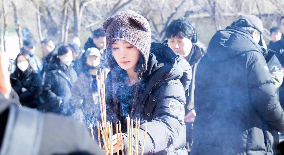 成龙探班杨幂开心比耶，杨幂新电影造型曝光，二人交情超20年（组图） - 7