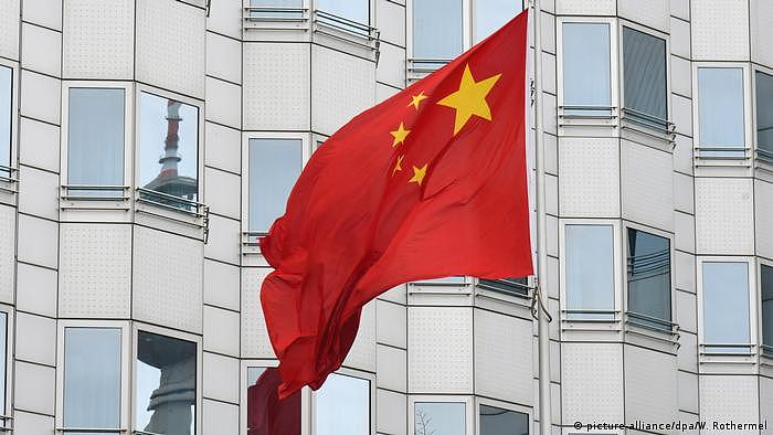 资料照片：中国驻柏林大使馆门前的国旗