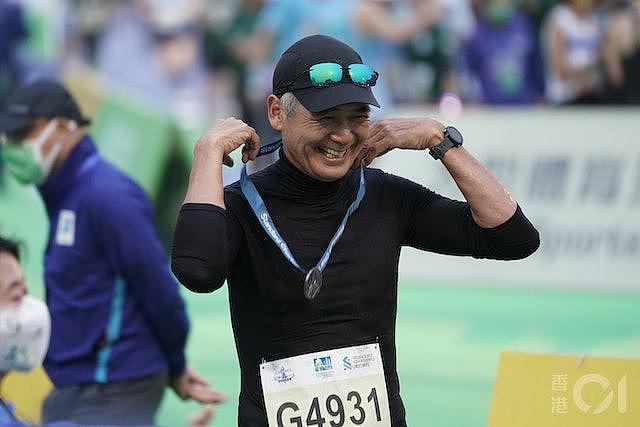 香港马拉松3.7万人开跑，67岁周润发1小时4分跑完10公里（组图） - 1