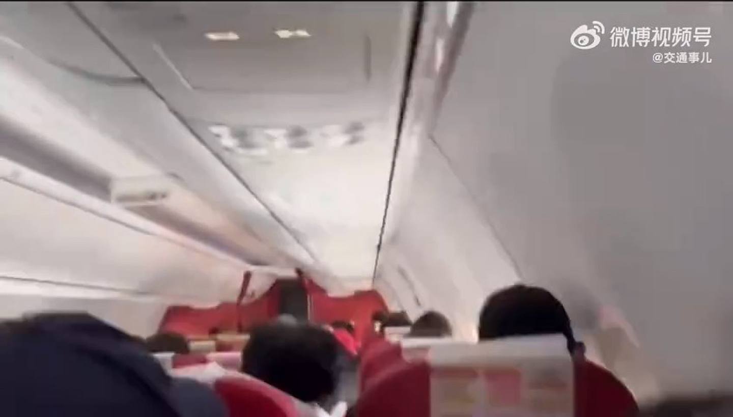 飛機機艙像過山車般劇烈搖晃，不少坐在座位上的乘客驚聲尖叫。（影片截圖）