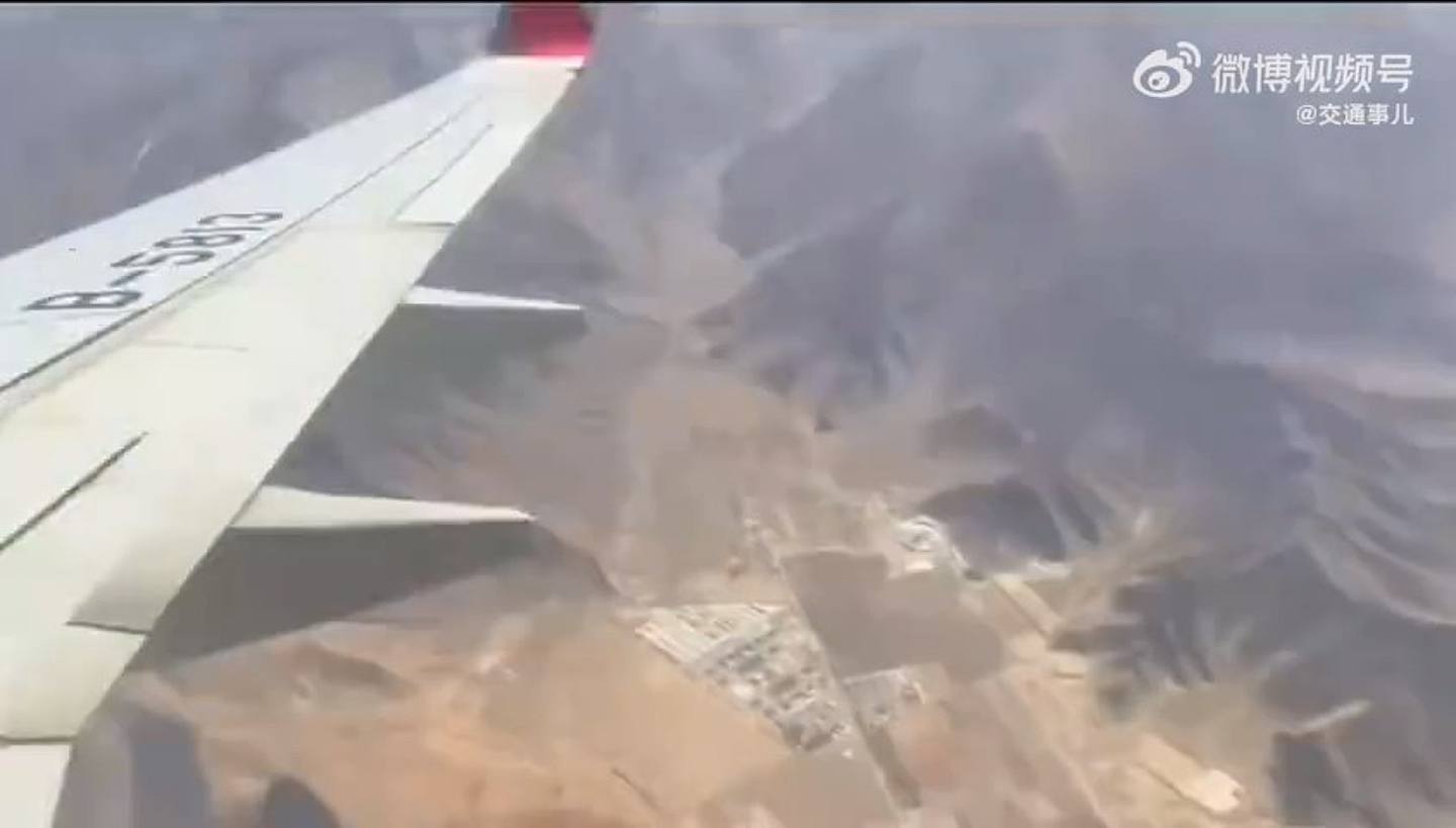 西航PN6392航班由西藏拉薩前往重慶，其間遭遇強烈氣流，飛機出現大幅度顛簸並失重下墜。（影片截圖）