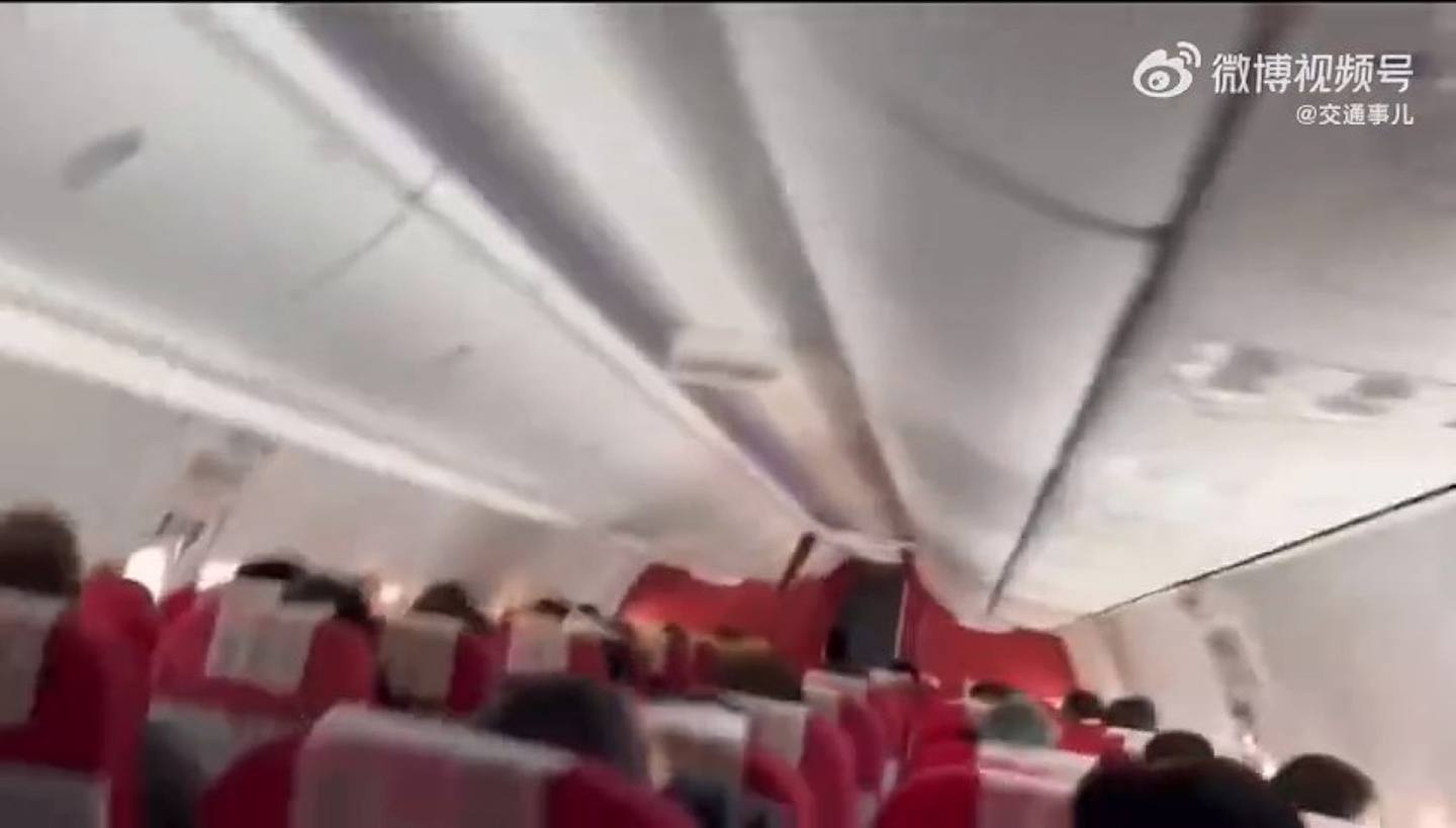 飛機機艙像過山車般劇烈搖晃，不少坐在座位上的乘客驚聲尖叫。（影片截圖）