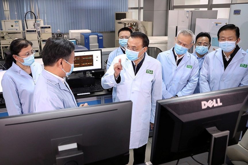 中国总理李克强和中国科学家。