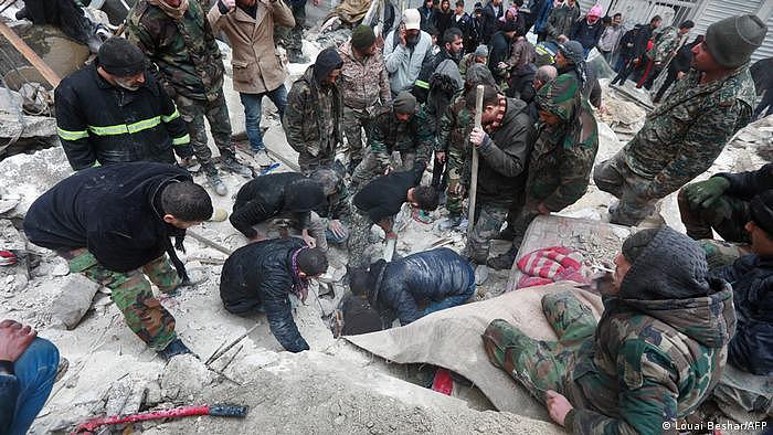 在叙利亚阿勒颇寻找幸存者，是一场与时间的赛跑