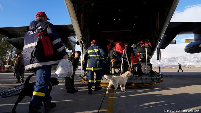 来自希腊的搜救犬队前往地震灾区